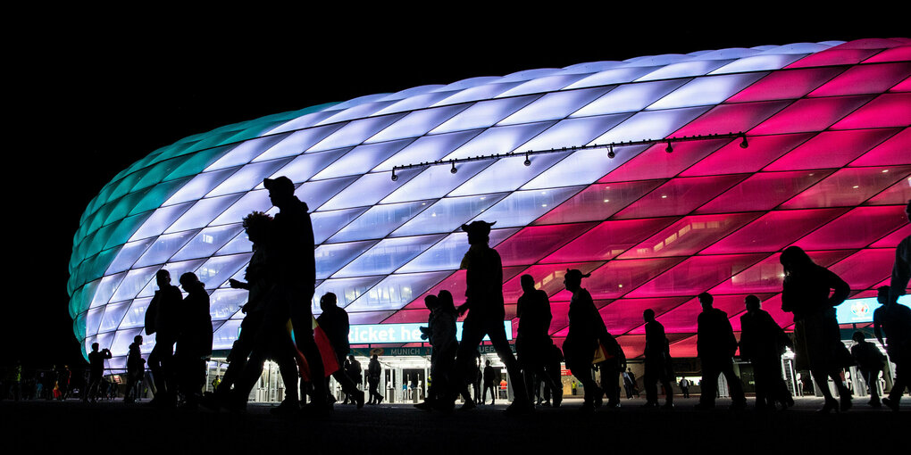 Die in den Fraben Italiens leuchtenden EM-Arena in München