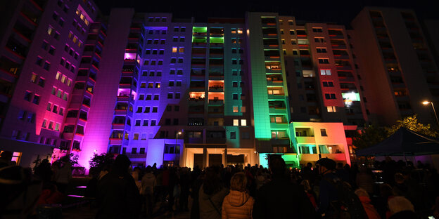 Bunt leuchtet beim Kulturevent und Nachbarschaftsfest "Singende Balkone" die Hochhausfassade, ein Balkon mit Sängeriin wird hell angestrahlt. Das Musikevent wird mit der Bremer Wohnungsgesellschaft GEWOBA organisiert. Veranstaltungsort ist der Bremer Stad