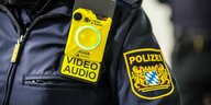 Bodycam an der Schulter eines Polizisten