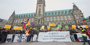 Demonstranten haben sich am 11. Februar 2017 in Hamburg vor der Rathaus versammelt.