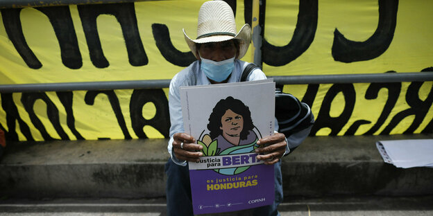 Mann mit Cowboy-Hut und Schild "Gerechtigkeit für Berta"