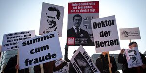 Schilder gegen Theodor Guttenbergs Plagiat