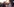 Filmausschnitt mit den beiden Schauspielerinnen Scarlett Johansson und Florence Pugh vor einem brennenden Metallgerüst