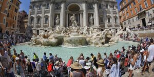 Touristen vor dem Trevi-Brunnen in Rom