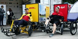 Lastenfahrräder von DHL und DDP mit Zustellern