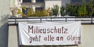 An einem Balkon hängt ein Transparent: "Milieuschutz geht alle an"