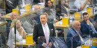 Gunnar Schellenberger (CDU, M) steht im Landtag von Sachsen-Anhalt zwischen den Abgeordneten