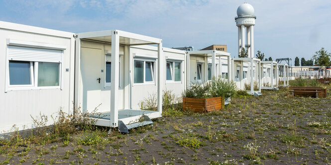 Leere Wohncontainer für Flüchtlinge auf dem Tempelhofer Feld