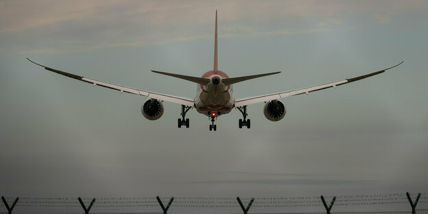Ein Flugzeug im Landeanflug Ein Flugzeug im Landeanflug