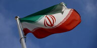 eine iranische Flagge vor blauem Himmel
