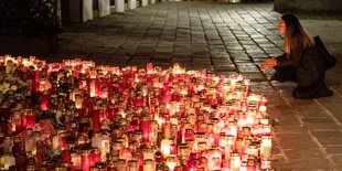 Eine Frau vor vielen Gedenkkerzen nach dem Anschlag in Wien am 2. November 2020.