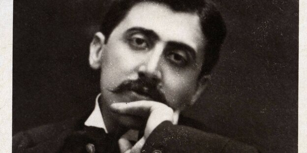 Marcel Proust legt seinen Kopf schief