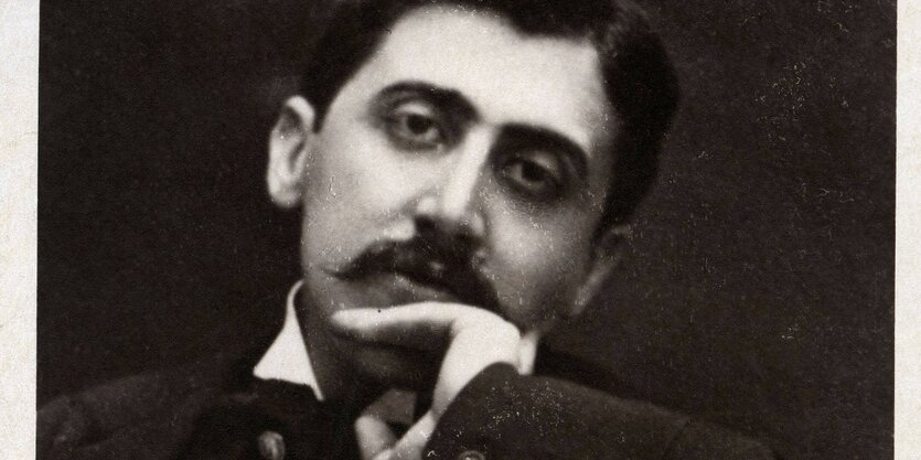 Marcel Proust legt seinen Kopf schief