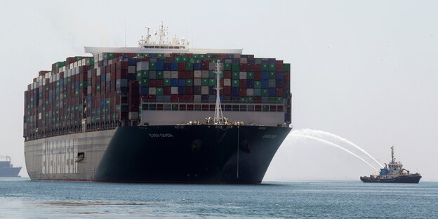 Frachtschiff „Ever Given“ auf dem Suezkanal mit Containern beladen