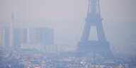 Paris mit Eiffelturm im Smog