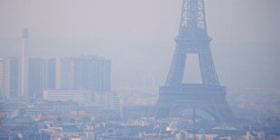 Paris mit Eiffelturm im Smog