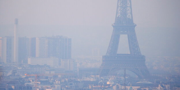 Paris mit Eiffelturm im Smog