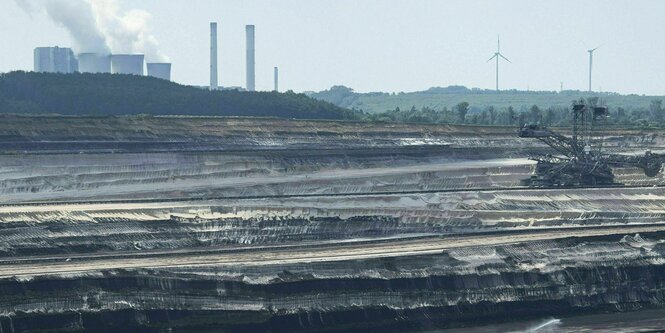 Braunkohle Tagebau mit Kraftwerk im Hintergrund