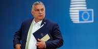 Ungarns Regierungschef Viktor Orbán vor dem Logo des europäischen Rats