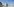 ein afghanischer Soldat steht bewaffnet mit einem Maschinengewehr hinter Stacheldtraht