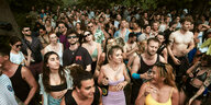 hunderte Menschen feiern dicht an dicht ohne Maske auf der Jugendinsel
