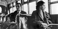 Rosa Parks sitzt im Bus und schaut ernst aus dem Fenster