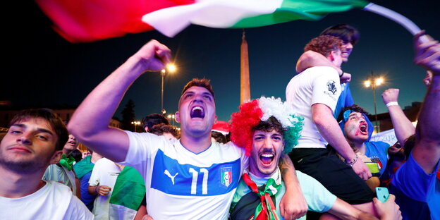 Italienische Fans in Rom jubeln mit Flaggen nach dem Sieg im Halbfinale