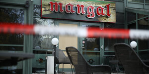 Restaurant Mangal mit Logo über derv Tür in Chemnitz hinter Polizeiabsperrung