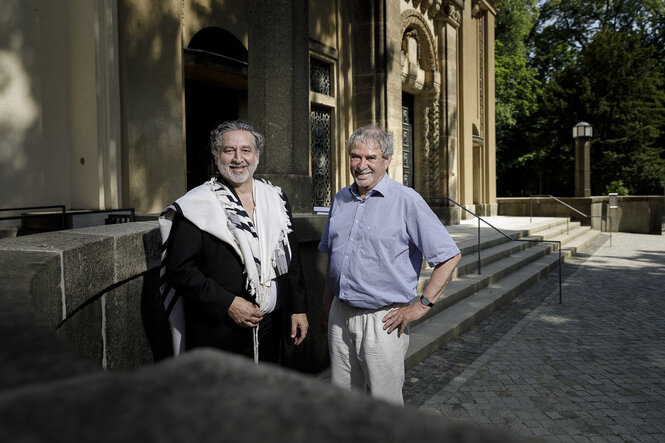 Klezmermusiker Alex Jacobowitz (links) und Historiker Markus Bauer stehen vor der Synagoge