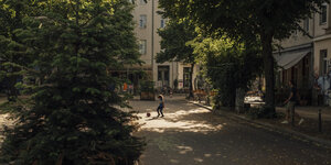 Spielendes Kind auf einer Straße: Kiezblock Lausitzer Platz in Berlin