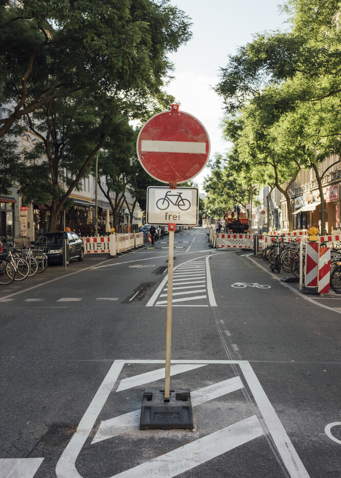 "Einfahrt verboten"-Schild in der Berliner Bergmannstraße, Fahrradfahrer frei