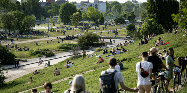 Menschen laufen mit ihren Rädern durch den Mauerpark in Berlin