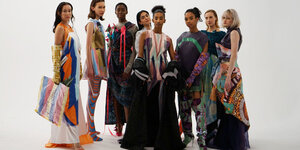Ein Gruppenfoto mit Models, die Stücke von Damian Ohl tragen