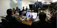 Jair Bolsonaro (l), Präsident von Brasilien, auf Luis Lacalle Pou (im Bildschirm), Präsident von Uruguay, während des virtuellen Mercosur-Gipfels