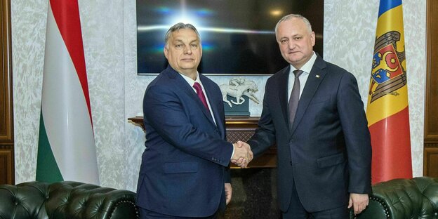 Viktor Orban und Igor Dodon reichen sich die Hand