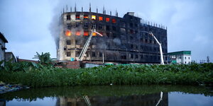 Brennende Fabrik im Vorort von Dhaka