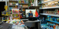In einem Spätkauf läuft um 19.30 Uhr die TV-Ansprache von Bundeskanzlerin Merkel auf einem kleinen Fernseher.
