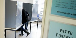 Wähler in Berlin im Bezirksamt Friedrichshain-Kreuzberg in der Wahlkabine