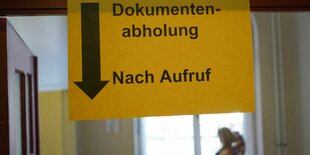 Auf einem Transparent im Bürgeramt Pankow steht „Dokumentenabholung Nach Aufruf“