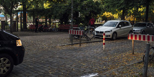 Ein Poller auf der Straße hindert Autos an der Durchfahrt