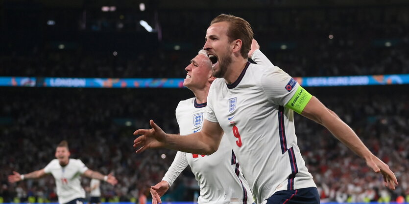 Die englischen Nationalspieler Harry Kane und Phil Foden laufen nebeneinander