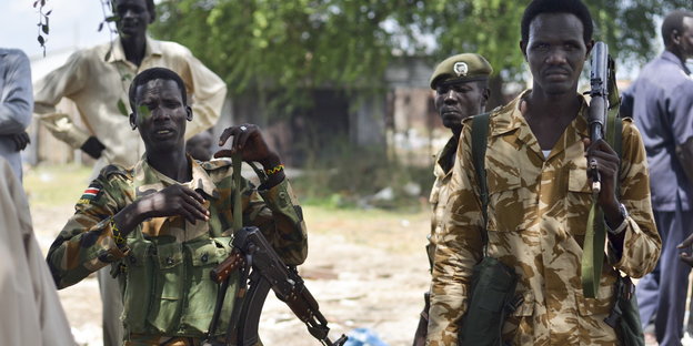 Sudanesische Soldaten tragen Gewehre