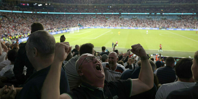 Englische Fans grölen dicht aneinander im Wembles Stadion