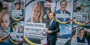 Paul Ziemiack steht vor Wahlplakaten