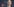 Jeff Bezos, Chef von Amazon, hebt eine Hand