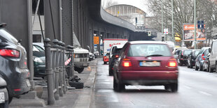 Hochbahn-Viadukt und Autos