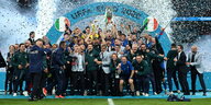 Italiens Fußballnationalmannschaft feiert den EM-Gewinn auf dem Rasen des Wembleystadions in London.