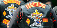 "Bandidos Germany" steht auf dem Rücken von Westen, die Mitglieder des Motorradclubs «Bandidos» tragen.