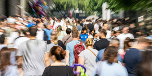 Zahlreiche Menschen ind der Fußgängerzone auf der Zeil in der Innenstadt von Frankfurt