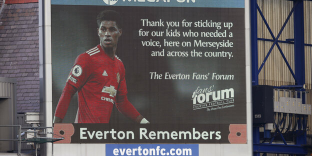 Plakatwand in Liverpool. darauf Marux Rashford von Manchester united in Trikot.